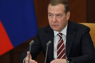 "Imaginons la chose (...) Le chef de l'Etat d'une puissance nucléaire se rend disons, par exemple, en Allemagne et est arrêté. Qu'est-ce que cela ? Une déclaration de guerre contre la Russie", a déclaré mercredi soir l'ex-président Dmitri Medvedev...